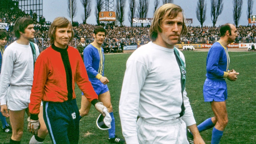 Aus 1. BL Saison 1970/71 Eintracht Braunschweig gegen Borussia Mönchengladbach 1:1 am 17.04.1971. Im Foto: Einlauf der Mannschaften mit BMG Kpt. Günter Netzer *** From 1 BL season 1970 71 Eintracht Braunschweig against Borussia Mönchengladbach 1 1 on 17 04 1971 In the photo enema of the teams with BMG Kpt Günter Netzer