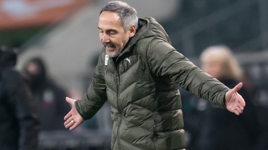22.01.2022, Nordrhein-Westfalen, Mönchengladbach: Fußball: Bundesliga, Bor. Mönchengladbach - 1. FC Union Berlin, 20. Spieltag, im Stadion im Borussia-Park: Mönchengladbachs Trainer Adolf Hütter gestikuliert.
