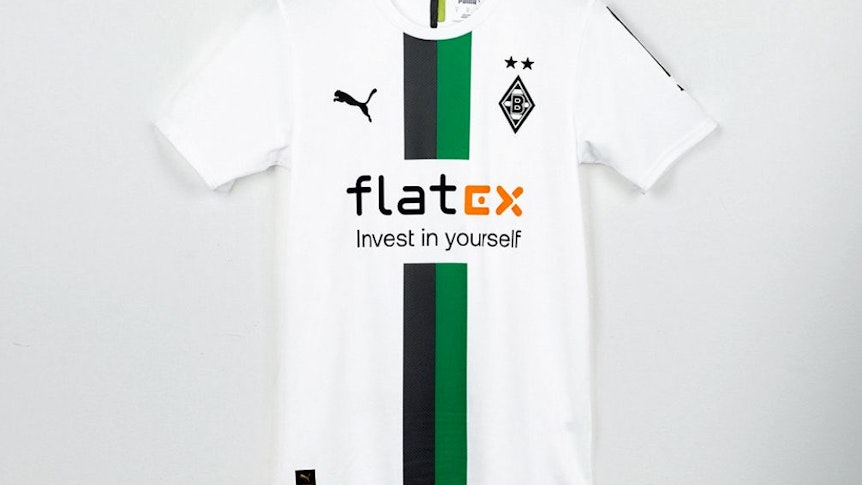 Das neue Heim-Trikot von Borussia Mönchengladbach zur Saison 2022/2023 von Ausrüster Puma ist seit Samstag (14. Mai 2022) erhältlich. Das Trikot hat einen Mittelstreifen.