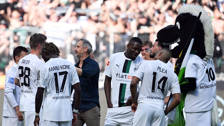 Adi Hütter und Borussia Mönchengladbach gehen getrennte Wege. Das gab der Klub nach dem 5:1-Sieg gegen die TSG Hoffenheim bekannt. Das Foto zeigt den Österreicher mit einem Teil der Mannschaft nach Spielende.