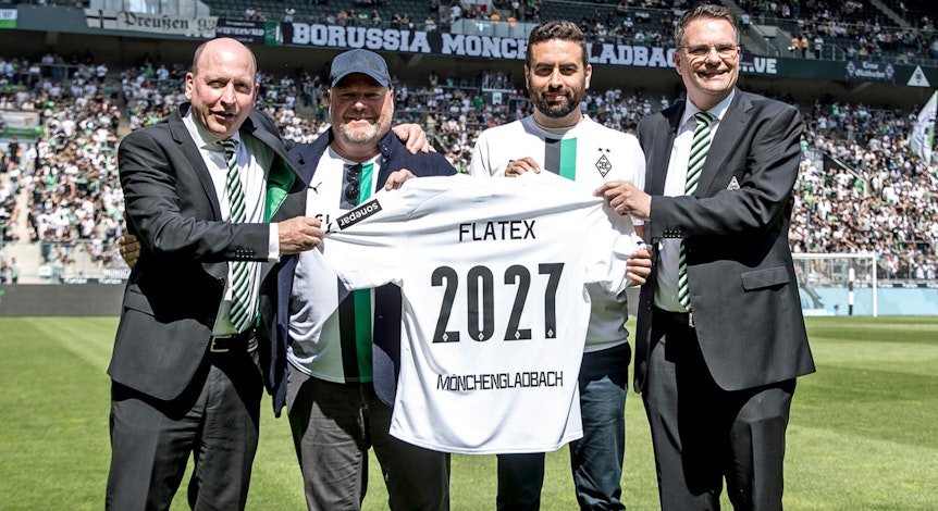 Hauptsponsor „Flatex“ verlängert am 14. Mai 2022 die Partnerschaft mit Fußball-Bundesligist Borussia Mönchengladbach im Borussia-Park. Auf diesem Foto sind zu sehen (v.l.n.r.): VfL-Geschäftsführer Stephan Schippers, Frank Niehage (CEO flatexDEGIRO AG), Muhamad Chahrour (CFO flatexDEGIRO AG) und Guido Uhle, Direktor Sponsoring und Prokurist bei Borussia. Alle lächeln.