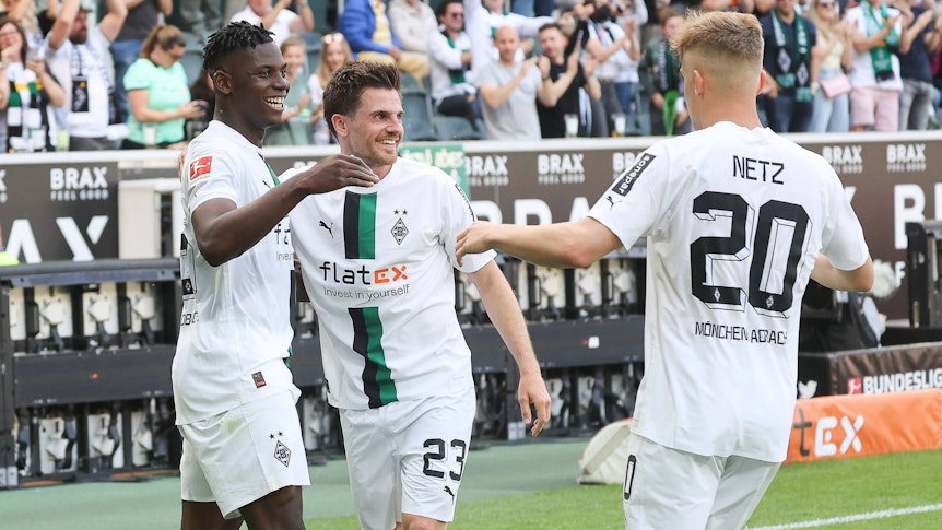 Breel Embolo, Jonas Hofmann und Luca Netz (v.l.n.r.) bejubeln am Samstag (14. Mai 2022) den Sieg von Borussia Mönchengladbach gegen die TSG Hoffenheim. In dieser Szene hat Hofmann auf das zwischenzeitliche 3:1 gestellt.