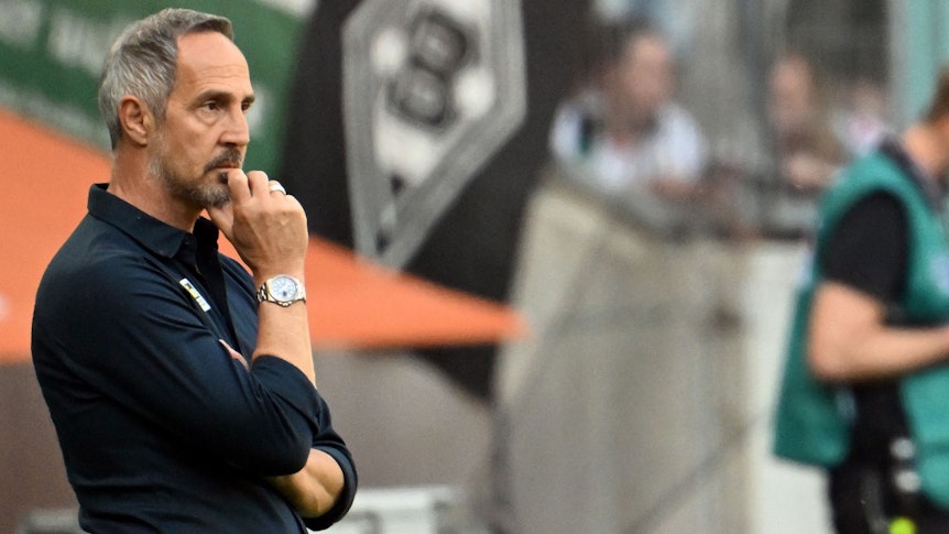 Adi Hütter am Samstag (14. Mai 2022) im Borussia-Park während des Bundesliga-Duells gegen die TSG Hoffenheim. Der Österreicher hat im Anschluss seinen Abgang als Cheftrainer von Borussia Mönchengladbach bekannt gegeben. Hütter wirkt nachdenklich.