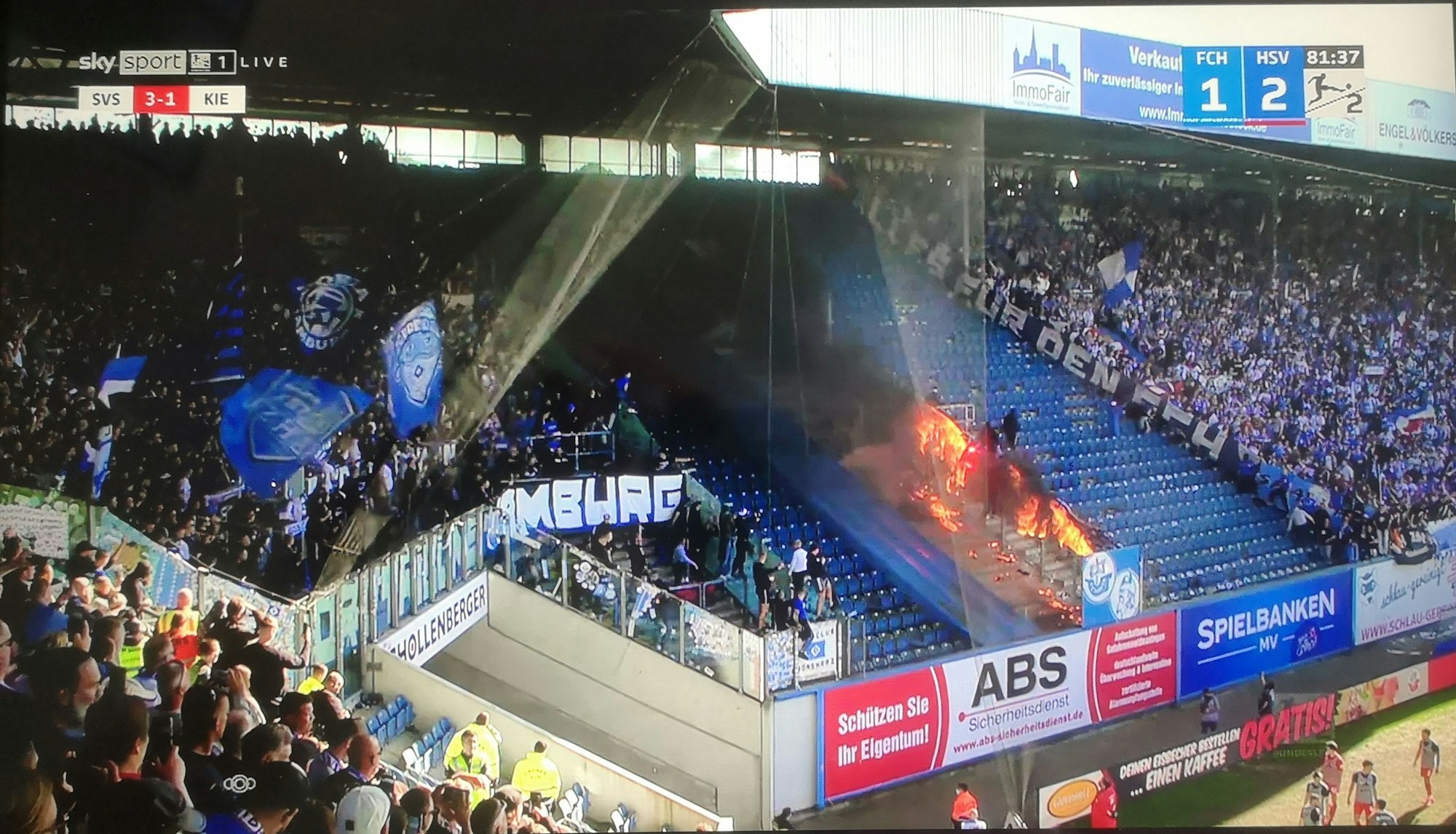 Feuer in einem Puffer-Block beim Spiel zwischen Hansa Rostock und dem Hamburger SV im Zweitliga-Duell 