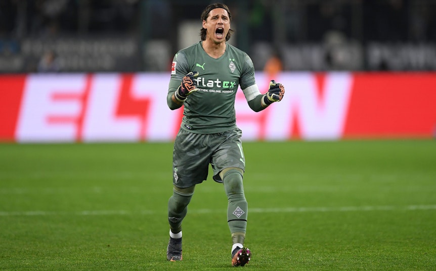 Gladbach-Torwart Yann Sommer, hier zu sehen am 12. März 2022, könnte nach seiner Sprunggelenksverletzung gegen Dortmund wieder im Fohlen-Gehäuse stehen. Sommer ballt die Fäuste.