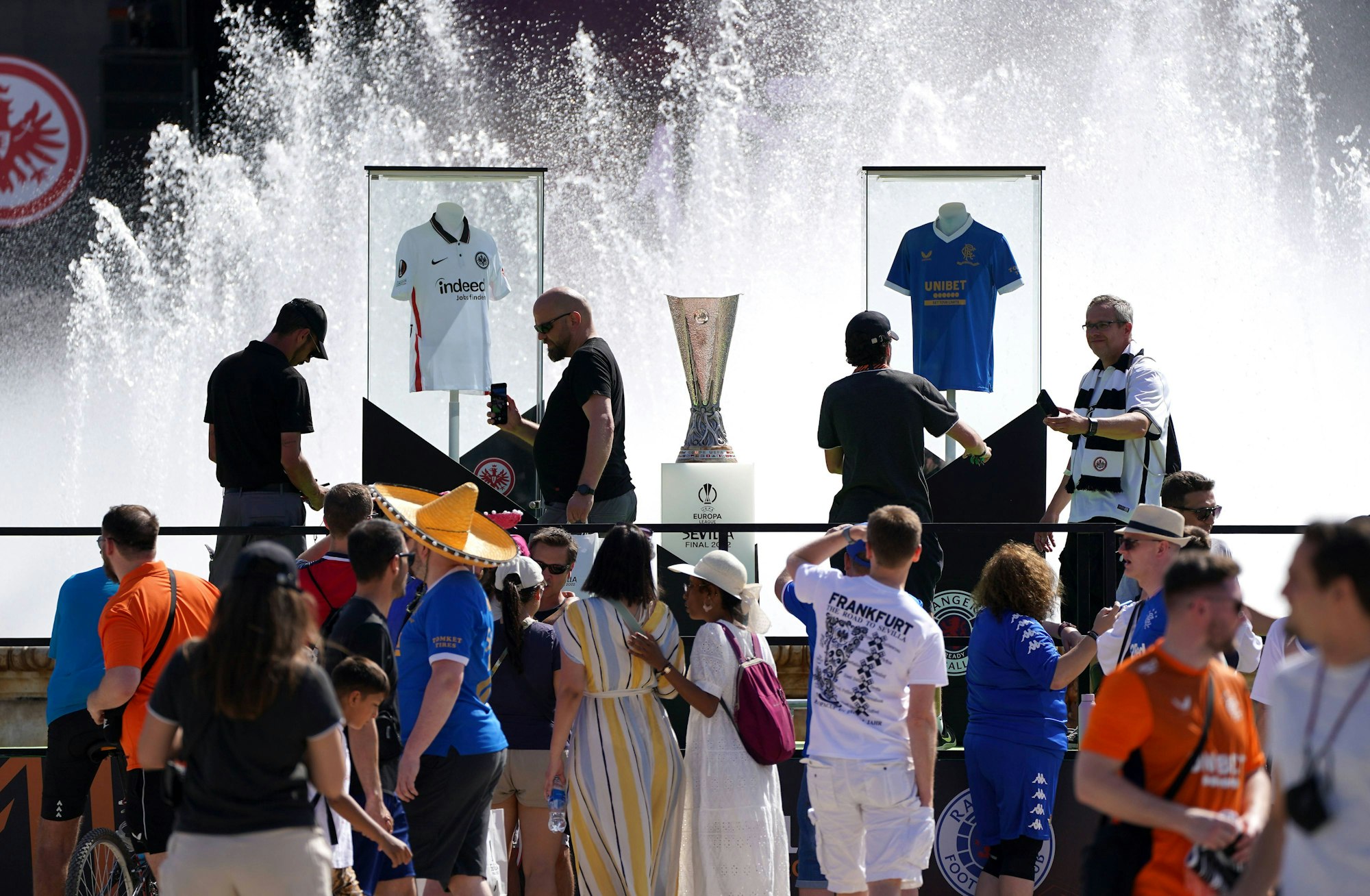 Der Pokal der Europa League neben den Trikots von Eintracht Frankfurt und den Glasgow Rangers an der Plaza de España in Sevilla.