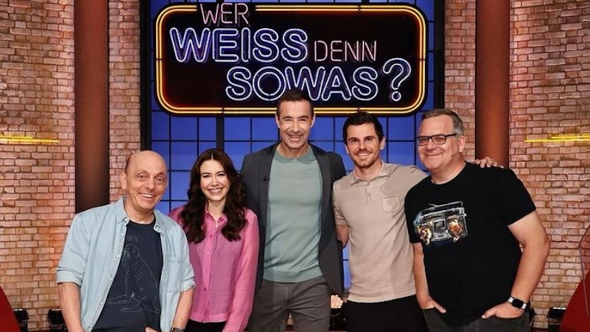 In der von Kai Pflaume (Mitte) moderierten Quiz-Show „Wer weiß denn sowas?“ traten Laura Winter und ihr Lebensgefährte Jonas Hofmann mit ihren Teampartnern Bernhard Hoëcker (l.) und Elton (r.) gegeneinander an.