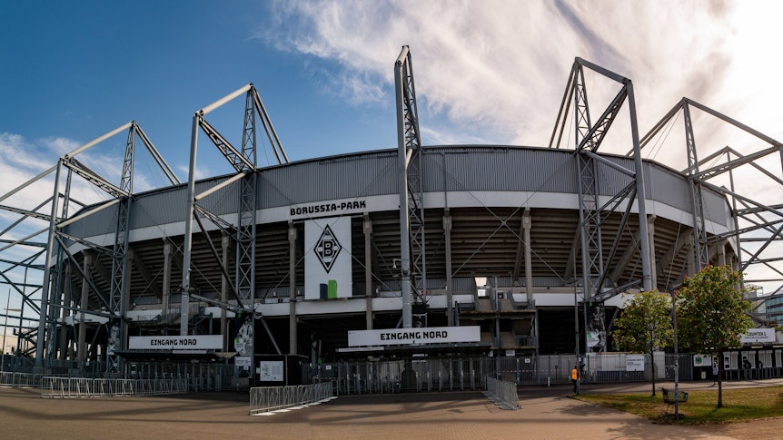 Der Borussia-Park, Stadion von Borussia Mönchengladbach, am 11. Mai 2022 von außen betrachtet.