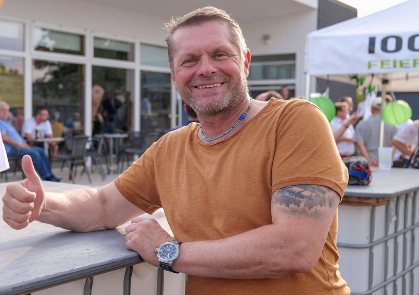 Der frühere Fußballnationalspieler Uli Borowka spricht am 6. September 2021 bei einer Veranstaltung in Oppenheim (Rheinland-Pfalz) über seinen Weg zum und weg vom Alkohol. Borowka zeigt mit seinem rechten Daumen nach oben.