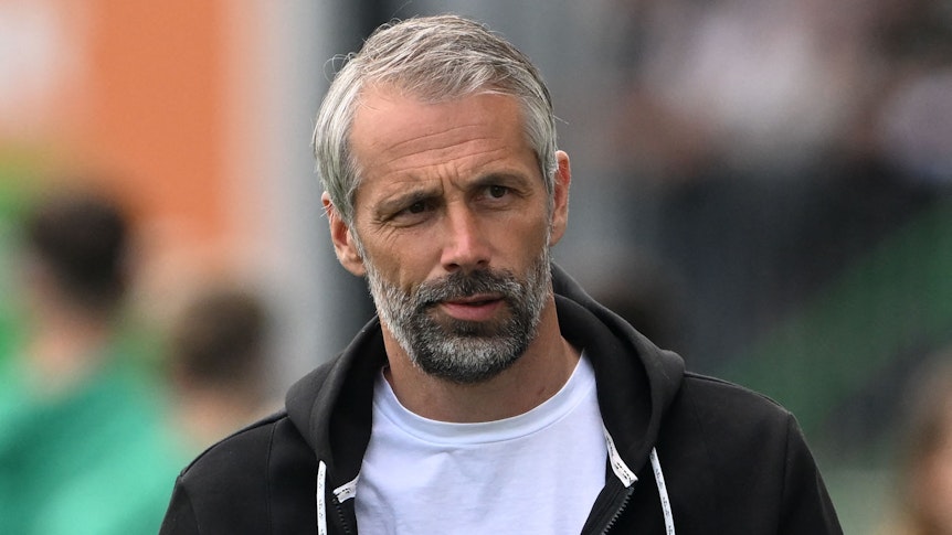 Marco Rose, ehemaliger Trainer von Borussia Mönchengladbach und Borussia Dortmund, ist bei Galatasaray Istanbul im Gespräch. Dieses Bild zeigt ihn am 7. Mai 2022. Rose schaut zerknirscht in die Kamera.