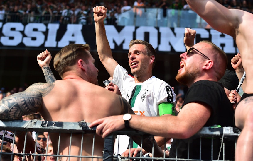 Patrick Herrmann, gemeinsam mit Fans in der Nordkurve des Borussia-Park nach dem 5:1 Sieg von Borussia Mönchengladbach gegen die TSG Hoffenheim am 14. Mai 2022.