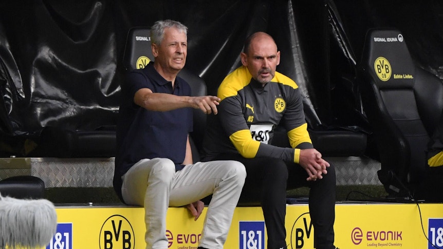 Lucien Favre (li.), und Co-Trainer Manfred Stefes (re.) am 19. September 2020 auf der Bank von Borussia Dortmund. Arbeiten beide auch bei Borussia Mönchengladbach wieder zusammen? Favre zeigt mit der rechten Hand auf das Spielfeld.