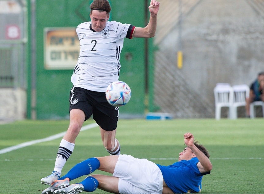 Gladbach-Talent Simon Walde (l.) ist derzeit für Deutschland bei der U17-Europameisterschaft in Israel im Einsatz. Auf diesem Foto ist der Verteidiger im Duell mit Filippo Saiani (r.) aus Italien im Gruppenspiel am 16. Mai 2022 zu sehen. Beide Spieler kämpfen um den Ball.