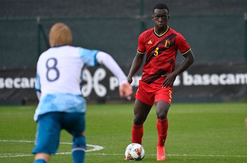 Ibrahim Digberekou (r.), Verteidiger-Talent von Borussia Mönchengladbach, im Trikot der belgischen U17-Nationalmannschaft am 6. Oktober 2021 gegen Norwegen. Digberekou ist derzeit auch bei der U17-EM in Israel im Einsatz. Er hat den Ball am rechten Fuß.