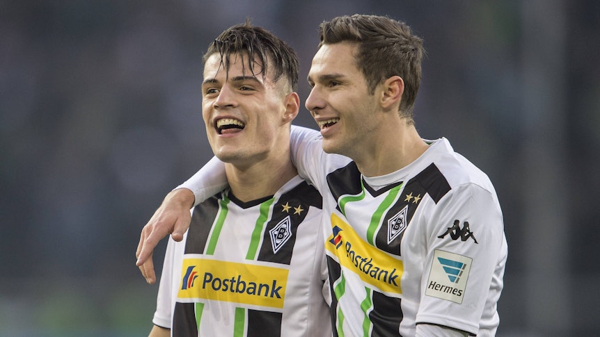 Branimir Hrgota (r.) freut sich gemeinsam mit Granix Xhaka (l.) am 14. Februar 2015 im Borussia-Park über den Derby-Sieg von Borussia Mönchengladbach in der Fußball-Bundesliga gegen den 1. FC Köln. Hrgota umarmt Xhaka.