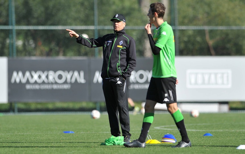 Lucien Favre (l.), hier zu sehen am 11. Januar 2015 als Coach von Borussia Mönchengladbach im türkischen Trainingslager in Belek mit Stürmer Branimir Hrgota. Favre macht eine Geste.