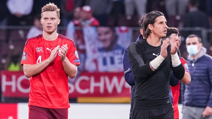 Die Gladbach-Profis Yann Sommer (r.) und Nico Elvedi (l.) im Einsatz für die Schweizer Nationalmannschaft, hier zu sehen am 9. Oktober 2021 in Genf. Elvedi und Sommer klatschen in die Hände.