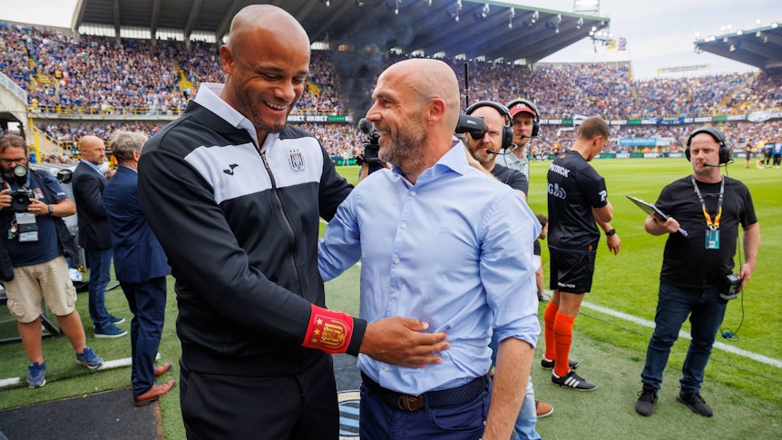 Vincent Kompany (l.), Trainer von RSC Anderlecht, mit Alfred Schreuder (r.), Coach des FC Brügge. Das Foto stammt vom 22. Mai 2022.