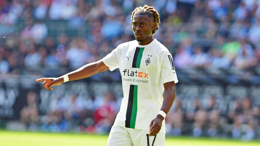 Manu Koné, Spieler von Borussia Mönchengladbach, im Bundesliga-Duell mit der TSG Hoffenheim am 14. Mai 2022 im Borussia-Park. Koné zeigt mit der rechten Hand etwas an.