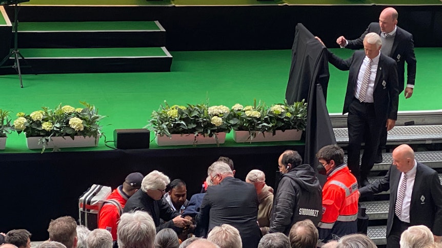 Medizinischer Notfall bei der Mitgliederversammlung von Borussia Mönchengladbach am 30. Mai 2022. Stadionsprecher-Legende Rolf Göttel ist zusammengebrochen. Es eilen zahlreiche Helfer zur Stelle.