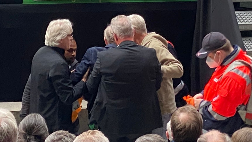 Medizinischer Notfall bei der Mitgliederversammlung von Borussia Mönchengladbach am 30. Mai 2022. Stadionsprecher-Legende Rolf Göttel ist zusammengebrochen.