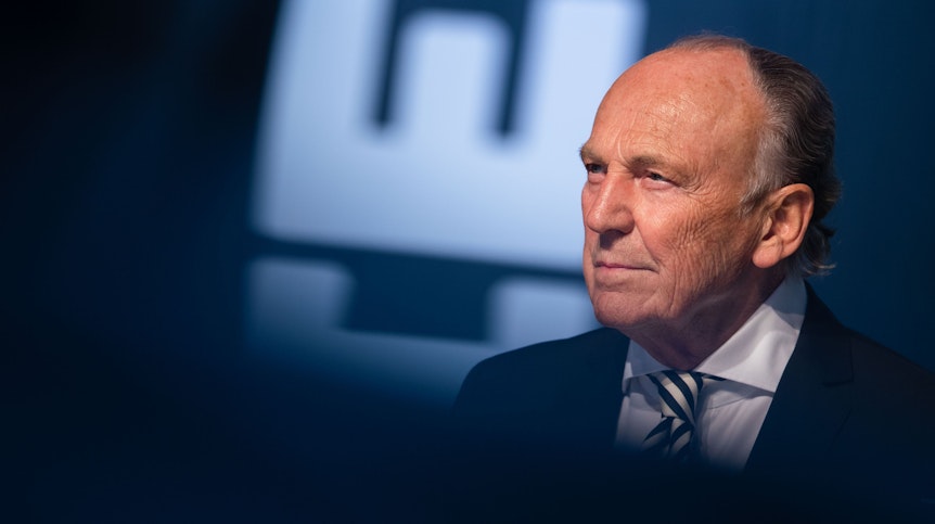 Rolf Königs, Präsident von Borussia Mönchengladbach, während der Mitgliederversammlung am 30. Mai 2022 im Borussia-Park. Königs lächelt.
