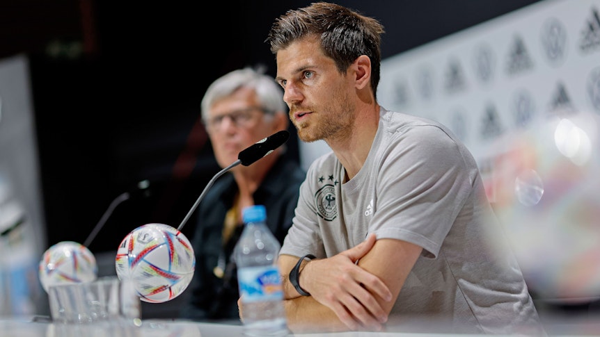 DFB-Nationalspieler Jonas Hofmann in Herzogenaurach bei der Pressekonferenz der deutschen Fußball-Nationalmannschaft am Donnerstag (2. Juni 2022) vor dem Start in die UEFA Nations League. Hofmann spricht in ein Mikrofon.