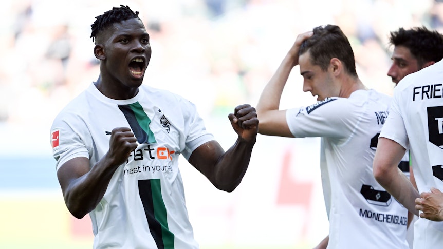 Stürmer Breel Embolo (l.) im Trikot von Borussia Mönchengladbach, hier zu sehen am 14. Mai 2022 im Bundesliga-Duell mit der TSG Hoffenheim.