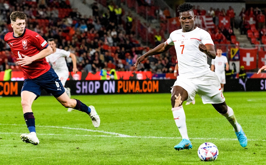Gladbach-Stürmer Breel Embolo (r.) am 2. Juni 2022 im Einsatz für die Schweiz während des Gruppenspiels in der UEFA Nations League gegen Tschechien. Embolo hat den Ball im Blick.