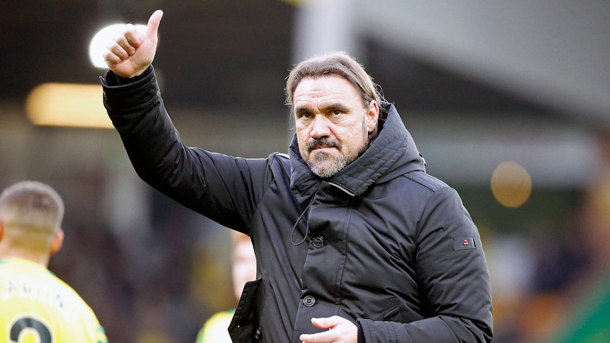 Daniel Farke, hier zu sehen am 16. Oktober 2021, soll der neue Trainer von Borussia Mönchengladbach werden. Farke hebt den Daumen und bedankt sich bei den Fans.