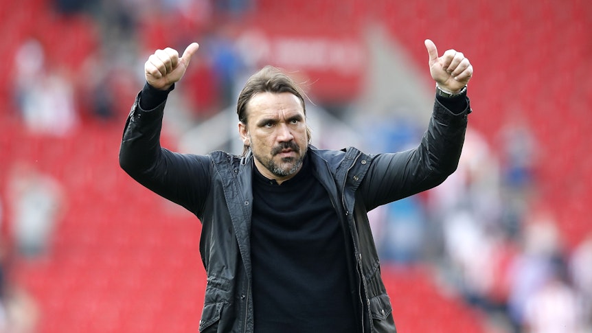 Daniel Farke, hier am 7. August 2019 zu sehen, ist neuer Trainer von Borussia Mönchengladbach. Farke macht eine Geste Richtung Zuschauer.
