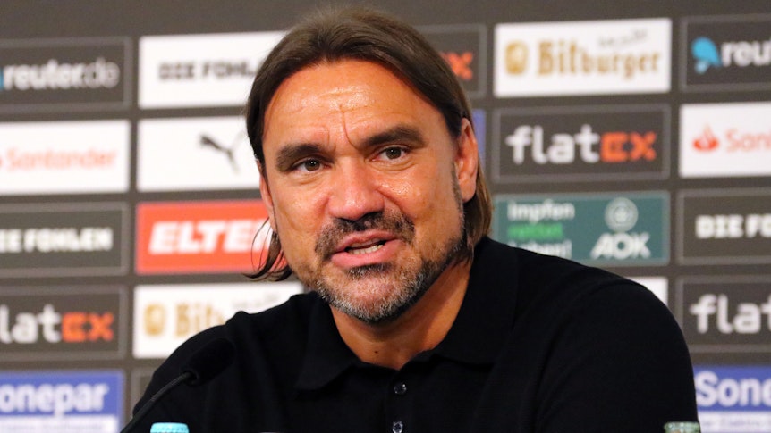 Daniel Farke ist am Sonntag (5. Juni 2022) als neuer Cheftrainer bei Borussia Mönchengladbach vorgestellt worden. Farke spricht und blickt in die Kamera.