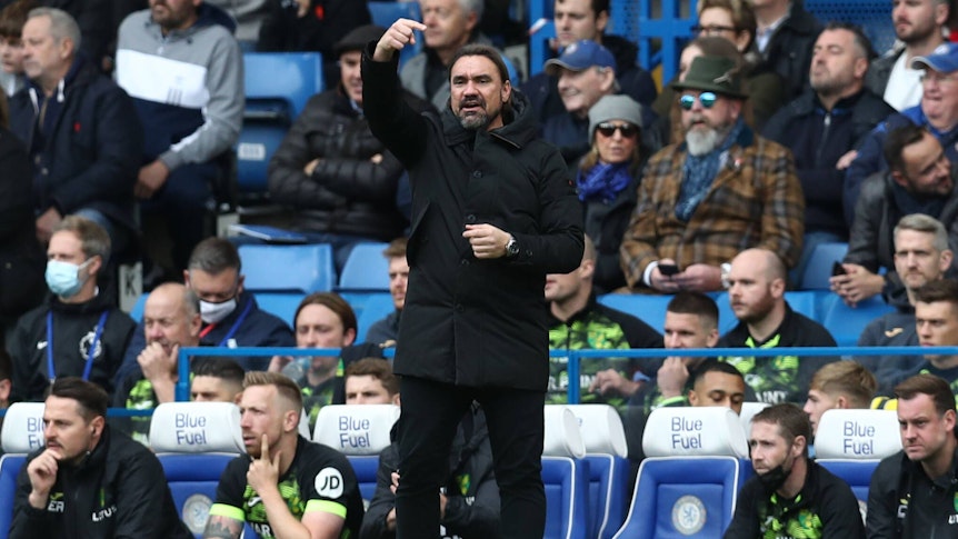 Daniel Farke, neuer Trainer von Bundesligist Borussia Mönchengladbach, gibt an der Seitenlinie Anweisungen. Das Foto stammt vom Spiel FC Chelsea gegen Norwich City am 23. Oktober 2021. Farke zeigt mit seinen Fingern taktische Anweisungen.