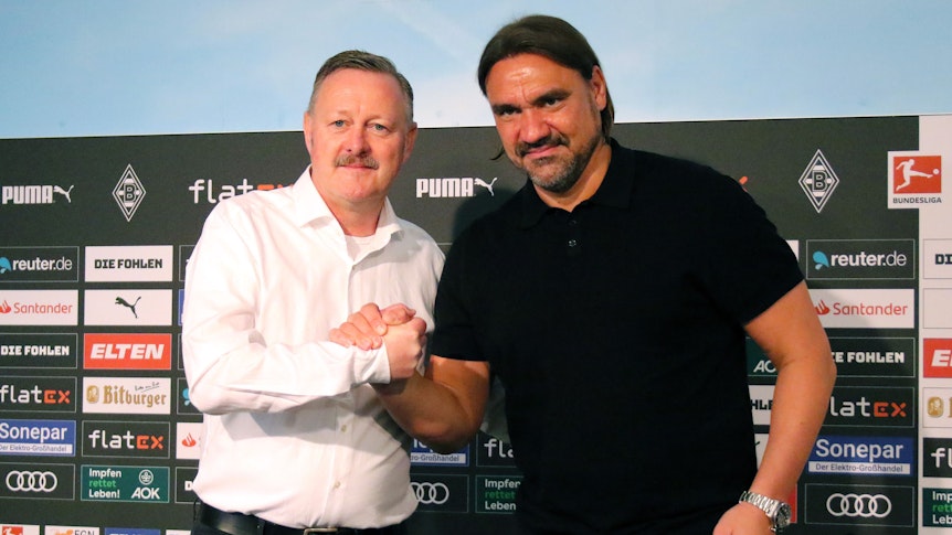Roland Virkus (l.), Sportdirektor von Borussia Mönchengladbach, mit Trainer Daniel Farke (r.) am 5. Juni 2022 im Borussia-Park. Die beiden klatschen ab.