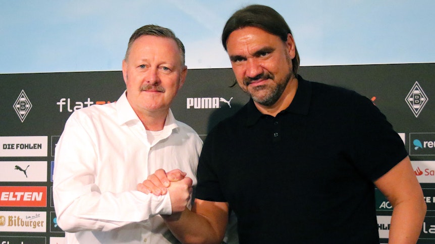 Sportdirektor Roland Virkus (l.) und Daniel Farke (r.) bei der Trainervorstellung am Sonntag (5. Juni 2022) im Gladbacher Borussia-Park. Virkus und Farke geben sich jeweils die Hand.
