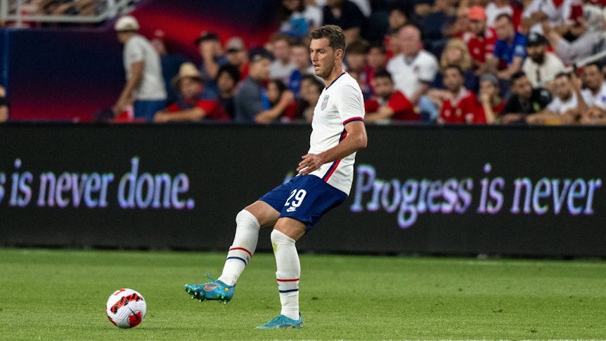 Joe Scally im Einsatz für die Nationalmannschaft der USA. Dieses Foto zeigt den Profi von Borussia Mönchengladbach bei seinem Debüt gegen Marokko am 1. Juni 2022. Scally passt den Ball mit dem rechten Fuß.