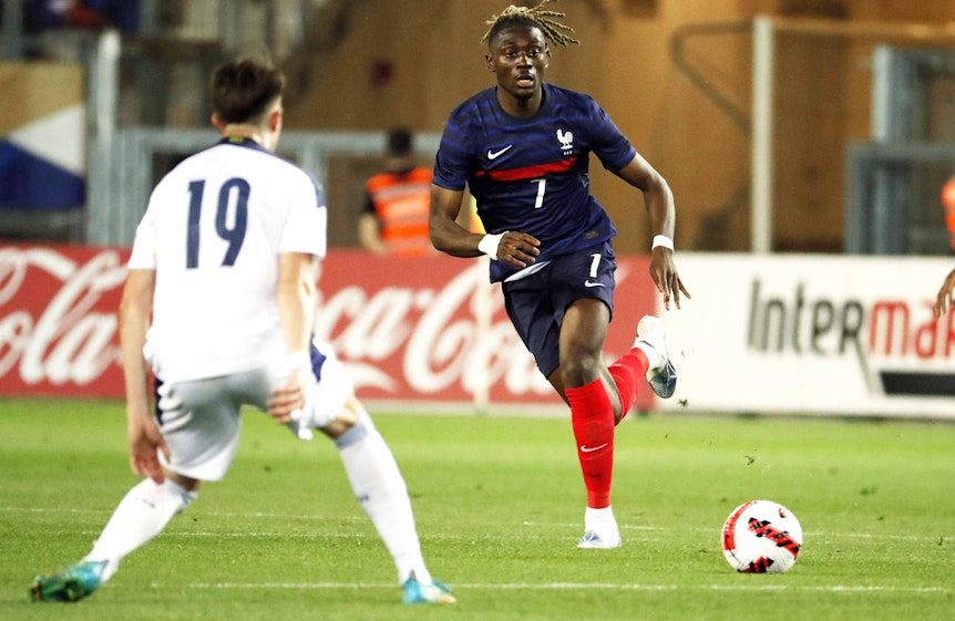 Gladbach-Profi Manu Koné am 2. Juni 2022 im Einsatz für die U21-Nationalmannschaft seines Heimatlandes Frankreich. Koné visiert den Ball an.