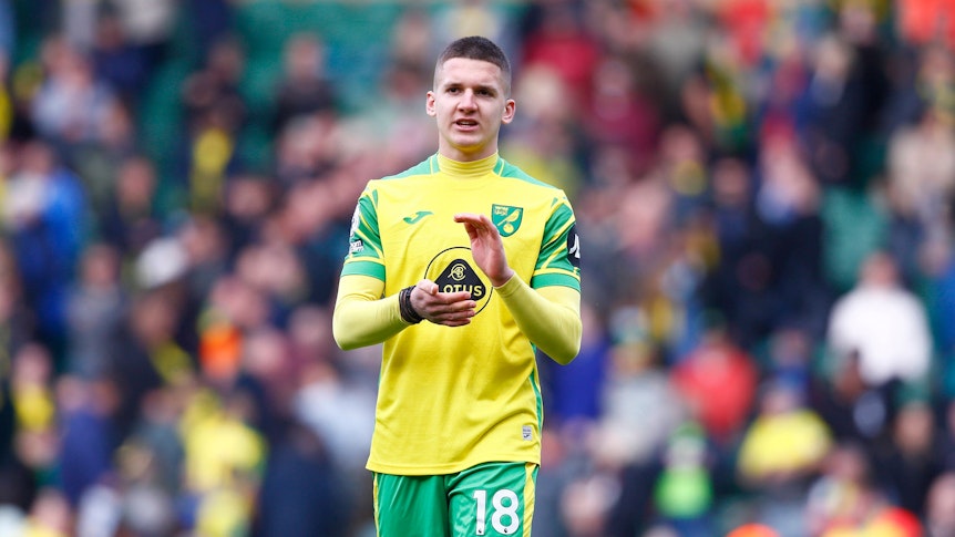 Linksaußen Christos Tzolis im Trikot von Norwich City am 10. April 2022. Tzolis klatscht in die Hände.