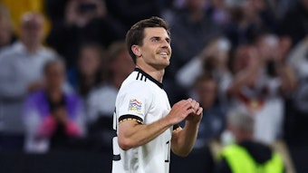 DFB-Star und Gladbach-Profi Jonas Hofmann schickt nach seinem Treffer im UEFA-Nations-League-Duell (1:1) zwischen Deutschland und England am 7. Juni 2022 in München einen Liebesgruß auf die Tribüne. Er formt mit seinen Händen ein Herz.