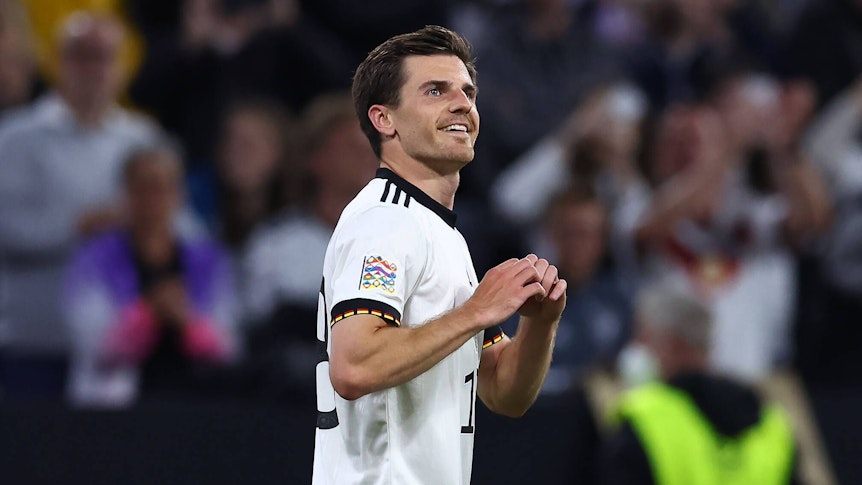 DFB-Star und Gladbach-Profi Jonas Hofmann schickt nach seinem Treffer im UEFA-Nations-League-Duell (1:1) zwischen Deutschland und England am 7. Juni 2022 in München einen Liebesgruß auf die Tribüne. Er formt mit seinen Händen ein Herz.