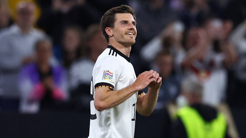 DFB-Star und Gladbach-Profi Jonas Hofmann schickt nach seinem Treffer im UEFA-Nations-League-Duell (1:1) zwischen Deutschland und England am 7. Juni 2022 in München einen Liebesgruß auf die Tribüne. Hofmann formt mit seinen Händen ein Herz.