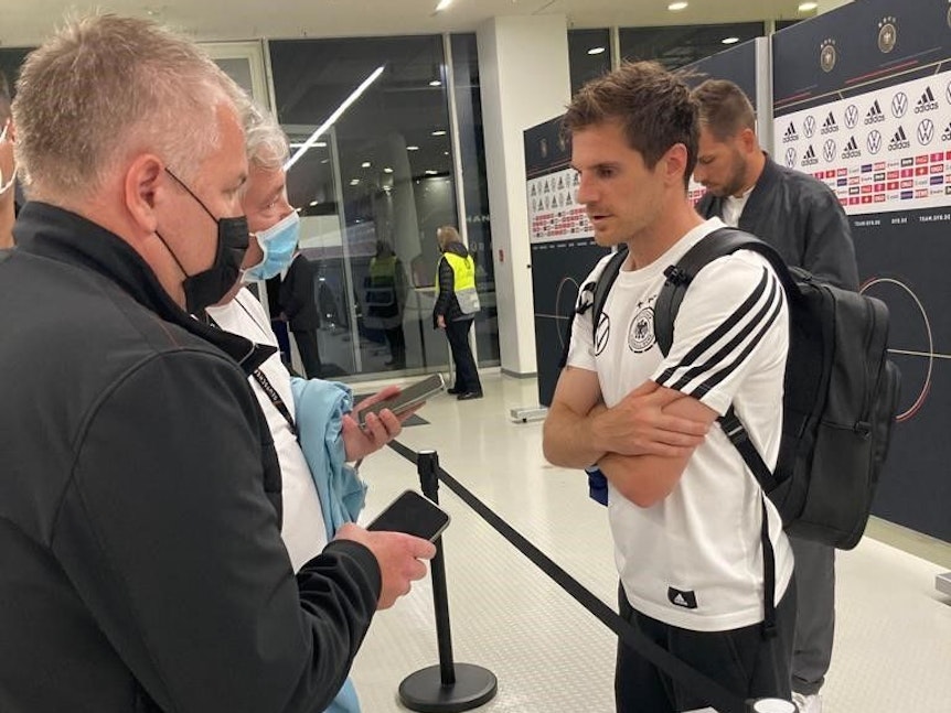 Jonas Hofmann unterhält sich mit Journalisten.