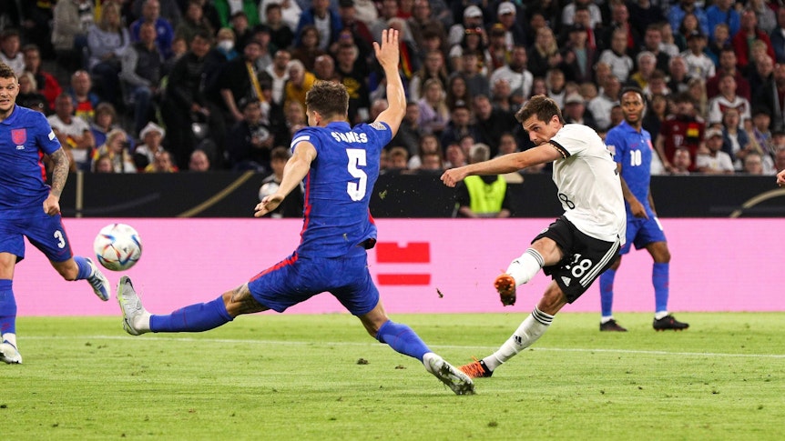 Jonas Hofmann trifft das Tor zum 1:0 gegen England.