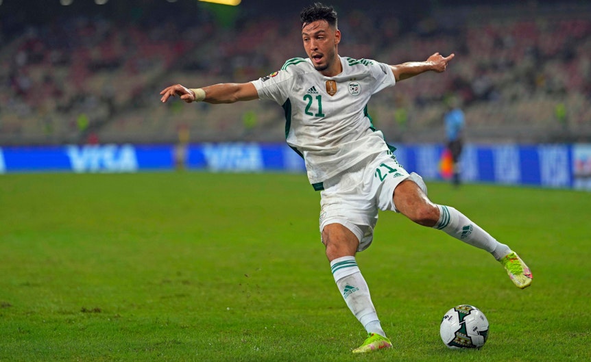 Gladbach-Profi Ramy Bensebaini im Trikot der algerischen Nationalmannschaft, hier zu sehen am 16. Januar 2022. Bensebaini hat den Ball.