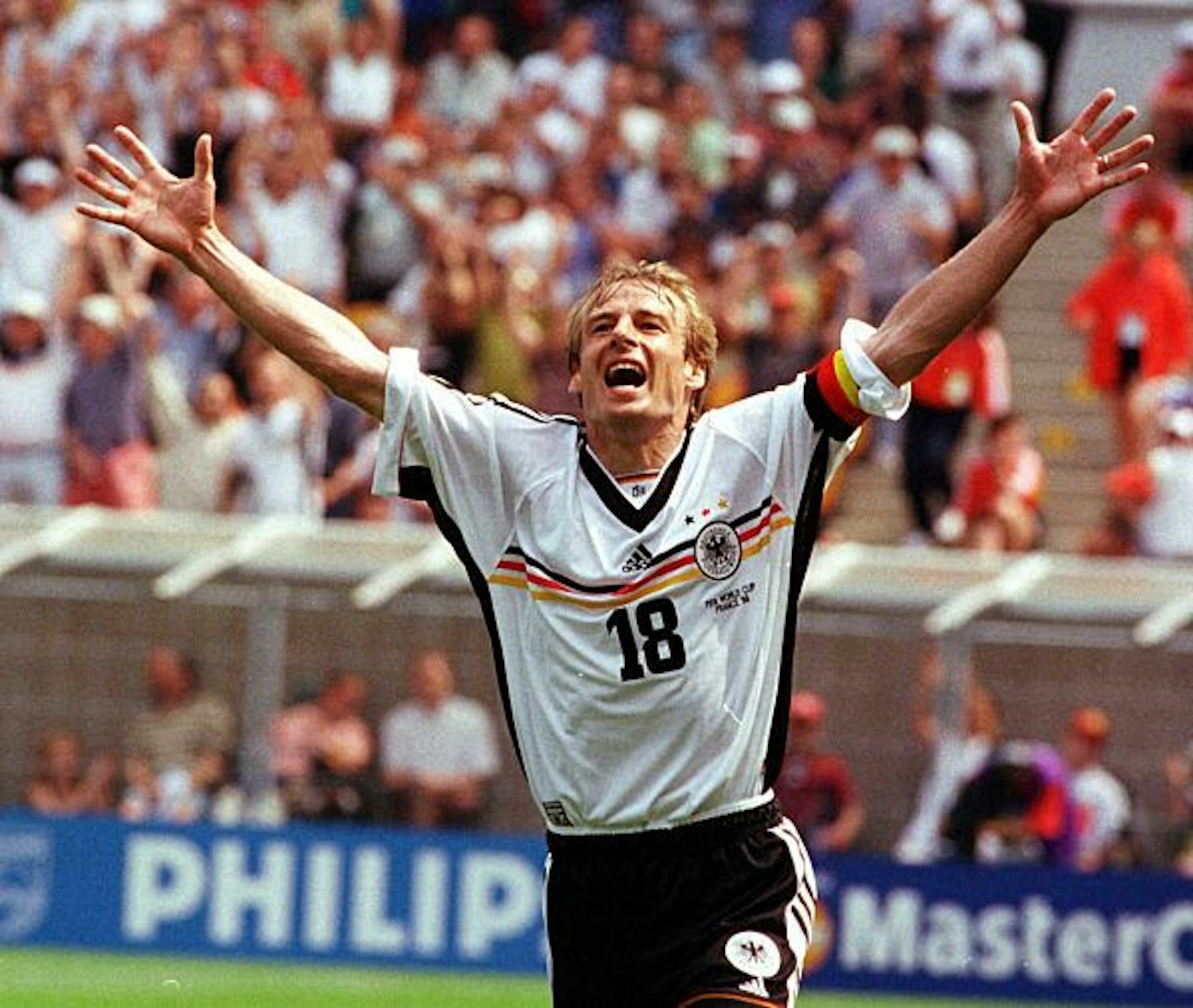 Jürgen Klinsmann jubelt mit hochgestreckten Armen über sein Tor.