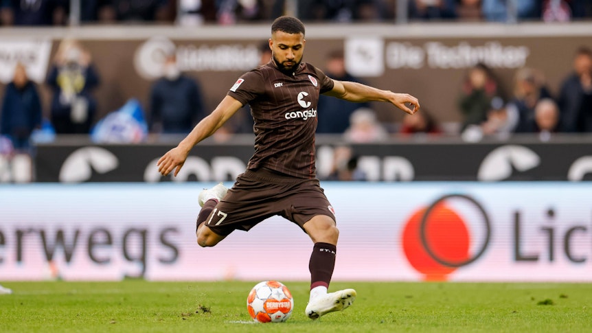 Daniel-Kofi Kyereh steht vor einem Wechsel in die Bundesliga, auch Borussia Mönchengladbach ist interessiert. Das Foto zeigt ihn am 29. April 2022 beim Spiel FC St. Pauli gegen 1. FC Nürnberg. Der Ball liegt auf dem Elfmeterpunkt, Kyereh holt zum Schuss aus.