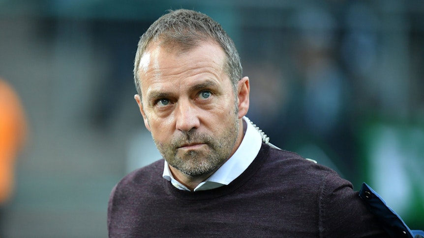 Hansi Flick, DFB-Bundestrainer. Auf diesem Foto ist Flick am 7. Dezember 2019 im Gladbacher Borussia-Park zu sehen. Flick zieht seine Jacke aus.