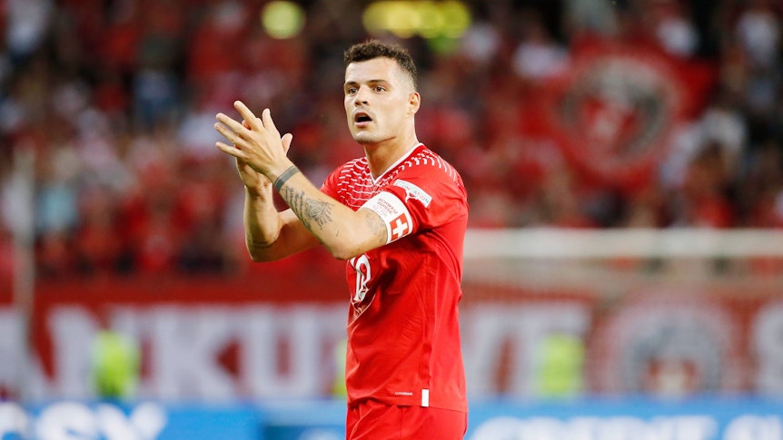 Arsenal-London-Star Granit Xhaka im Trikot der Schweizer Nationalmannschaft am 12. Juni 2022 in Genf. Xhaka klatscht in die Hände.