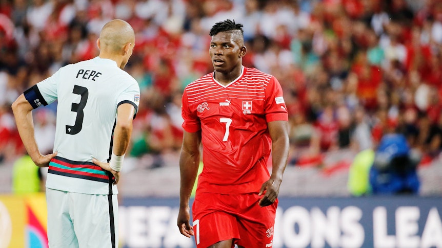 Gladbach-Stürmer Breel Embolo (r.) im Einsatz für die Schweiz im UEFA Nations League-Duell gegen Portugal am 12. Juni 2022. Embolo