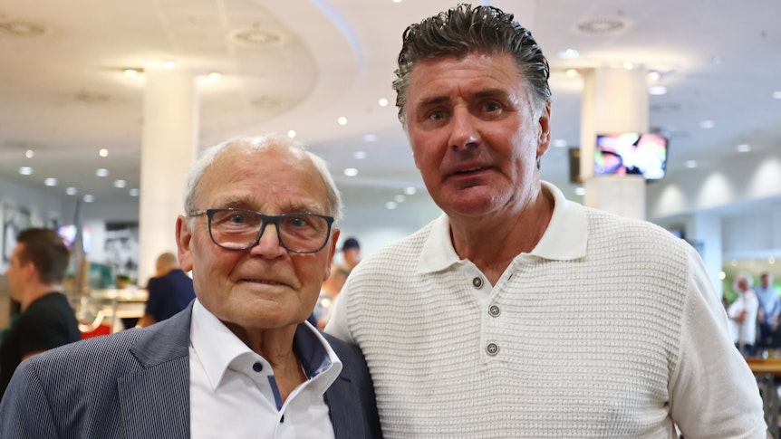 Herbert Laumen (l.) und Wilfried Hannes, beide ehemalige Spieler von Borussia Mönchengladbach, posieren beim Treffen der ehemaligen Nationalspieler am Dienstagabend (14. Juni 2022) im Borussia-Park für ein Foto.